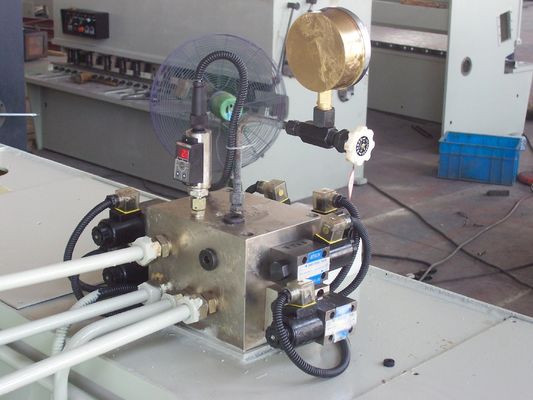 Máquina de corte de folhas de metal Guilhotina Máquina de corte de folhas de metal CNC Hidráulica Peso varia de 2000kg a 10000kg Solução de corte de precisão