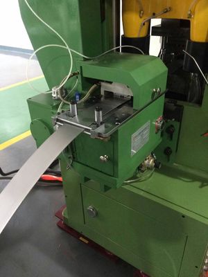 Sistema de alimentação de bobinas montado no chão construído para gerenciar a espessura da bobina. Faixa de 0,3 mm a 6 mm.