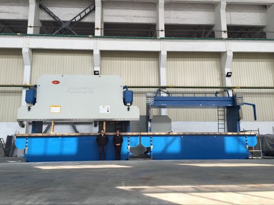 4+1 eixo CNC freio de prensagem hidráulica com controlador Delem DA53T para 135 toneladas de dobra de chapa de metal