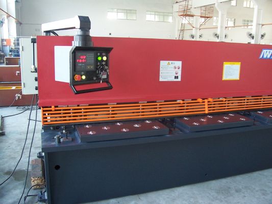 O peso da máquina varia de 2000kg a 10000kg. Máquina de corte hidráulica CNC Q235 ou Q345 Aço de baixo carbono (aço macio) Máquina de corte hidráulica