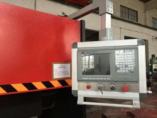 Máquina de ranhura em V computadorizada com temperatura adequada para corte de chapas de alumínio, oferecendo alta precisão e repetibilidade